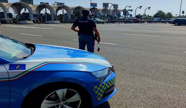 Intensificati i controlli della Polizia di Stato nelle principali arterie stradali e autostradali: sanzionati due &ldquo;furbetti&rdquo; sorpresi nella corsia d&rsquo;emergenza