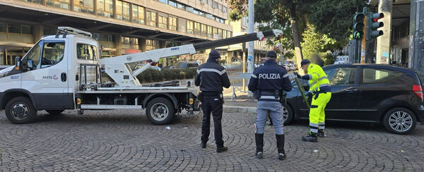In sosta anche in tripla fila, sanzionati dalla Polizia di Stato 15 automobilisti indisciplinati nella zona del mercato in Corso Sicilia