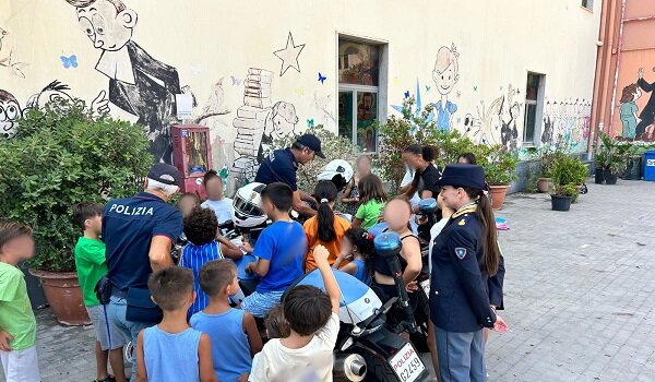 Legalità in divisa, speciale incontro dei bambini dell’Istituto paritario San Luigi di Acireale con la Polizia di Stato Legalità in divisa, speciale incontro dei bambini dell’Istituto paritario San Luigi di Acireale con la Polizia di Stato