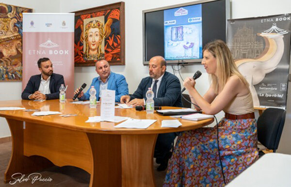 Dal 19 al 23 settembre, torna il Festival Etnabook 2023 tra incontri, ospiti e premiazioni Dal 19 al 23 settembre, torna il Festival Etnabook 2023 tra incontri, ospiti e premiazioni