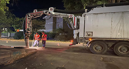 Lavori notturni anche con il "Canal Jet" per la pulizia di tombini e caditoie in citt&agrave;