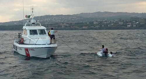 Affonda barca a motore a Capo Mulini, salvate quattro persone dalla Guardia Costiera di Catania