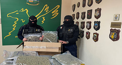 Sequestrati dalla Guardia di Finanza 14 kg di marijuana ad alto potenziale, arrestato corriere di Patern&ograve;