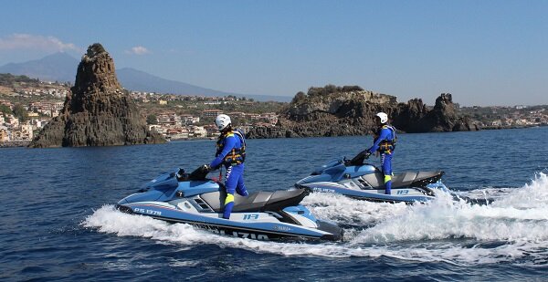 Verifiche in mare delle moto d'acqua della Polizia di Stato, controllati 25 natanti, sanzioni per 8.000 euro