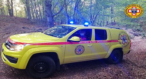 Intervento ieri del Soccorso Alpino e Speleologico Siciliano per recuperare due escursionisti lungo il sentiero di Rocca della valle, zona nord dell'Etna