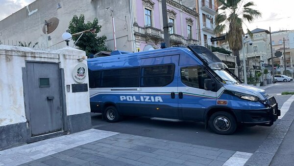 I disordini durante la partita di Coppa Italia Catania - Pescara, con assalto a tifosi ospiti e forze dell&rsquo;ordine, pugno duro della Questura: emessi i primi Daspo di 5 anni aggravati