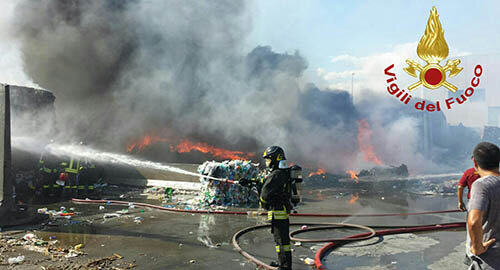 Sotto controllo l'incendio nell'area esterna della Ditta Etna Global Service Srl alla Zona Industriale di Catania, impiegate oltre 25 unit&agrave; di Vigili del Fuoco