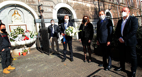 Omaggio floreale stamattina, di una rappresentanza dell&rsquo;Asec Trade e del presidente del Comitato per i festeggiamenti Tomasello, all&rsquo;altarino di Sant&rsquo;Agata in via Dusmet