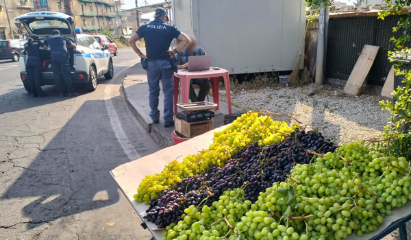 Controlli a tappeto coordinati dalla Polizia di Stato in citt&agrave;, sanzionati 4 venditori ambulanti per oltre 16.000 euro, sequestrati 170 chili di frutta e ortaggi