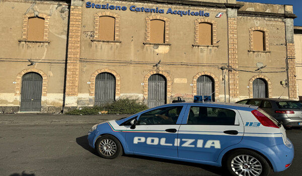Ricercato a livello internazionale fermato dalla Polizia di Stato con un tirapugni e mazze da baseball e da golf in auto Ricercato a livello internazionale fermato dalla Polizia di Stato con un tirapugni e mazze da baseball e da golf in auto