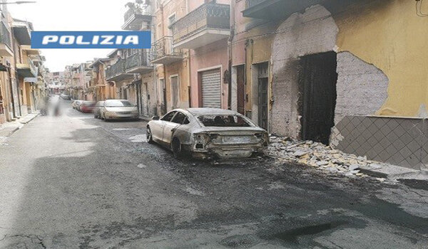 Auto avvolta dalle fiamme in una strada di Adrano, individuato dalla Polizia di Stato l&rsquo;autore dell&rsquo;incendio, un sedicenne adranita