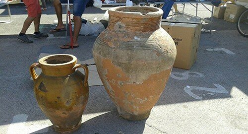 Rinvenuti nel mercatino delle pulci di via Forcile dalla Polizia Municipale e restituiti ai proprietari due orci in terracotta rubati ad Aci Castello