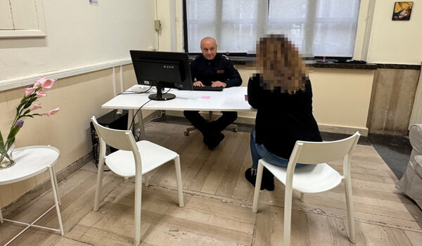 La figlia assiste all&rsquo;aggressione della madre e chiede aiuto alla Polizia di Stato, arrestato cinquantatreenne violento