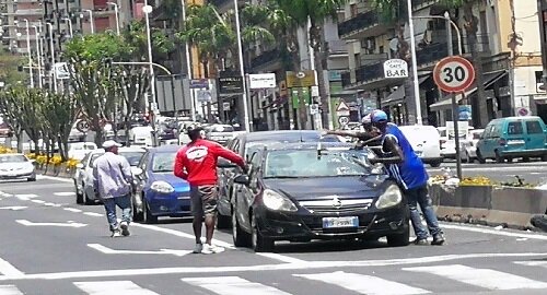 Problema lavavetri in via Vincenzo Giuffrida, il presidente del III municipio Paolo Ferrara propone un tavolo di dialogo Problema lavavetri in via Vincenzo Giuffrida, il presidente del III municipio Paolo Ferrara propone un tavolo di dialogo