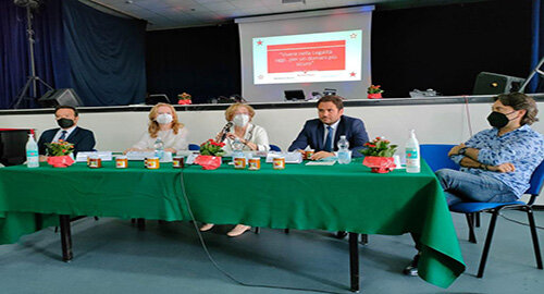 Beni confiscati alla mafia, "arance della legalità" trasformate in marmellate e consegnate alla scuola Sauro-Giovanni XXIII Beni confiscati alla mafia, "arance della legalità" trasformate in marmellate e consegnate alla scuola Sauro-Giovanni XXIII