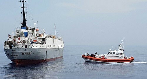 Liberati in mare dalla Guardia Costiera di Catania due cittadini siriani sequestrati a bordo di una nave porta bestiame