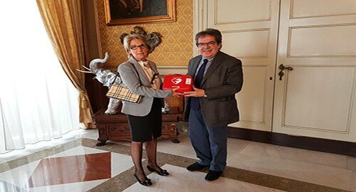 Palazzo degli Elefanti ha da ieri un nuovo defibrillatore a disposizione di tutti