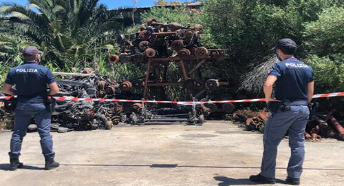 Controlli della Polizia in Contrada Codavolpe, scoperto centro demolizione veicoli, sequestrata area di 3000 metri quadri, indagati i due titolari Controlli della Polizia in Contrada Codavolpe, scoperto centro demolizione veicoli, sequestrata area di 3000 metri quadri, indagati i due titolari