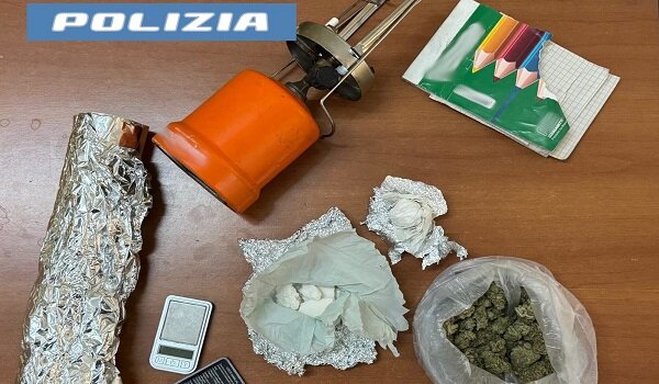 Abitazione di San Cristoforo trasformata in piazza di spaccio con telecamere e crack room, 2 pusher catanesi arrestati dalla Polizia di Stato, sequestrato l&rsquo;immobile
