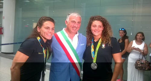 Le medaglie d'argento a Rio, le pallanotiste Aiello e Di Mario, accolte all'aeroporto di Catania dal sindaco di Gravina Rapisarda