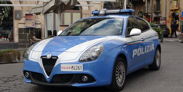 Non si ferma all&rsquo;alt e urta la volante, pregiudicato bloccato e denunciato