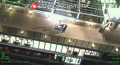 Evacuazione medica di un passeggero da nave da crociera colpito da "shock settico" con elicottero della Guardia Costiera etnea Evacuazione medica di un passeggero da nave da crociera colpito da "shock settico" con elicottero della Guardia Costiera etnea