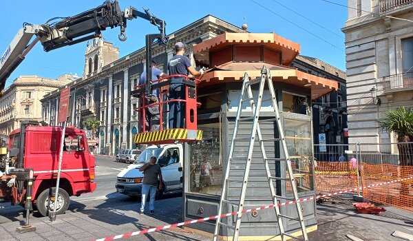 Antiabusivismo, rimosso un chiosco abusivo in piazza Stesicoro