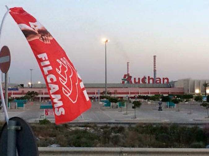 Vertenza Auchan, sindacati contrari al trasferimento dei lavoratori al Nord, chiedono proposte alternative