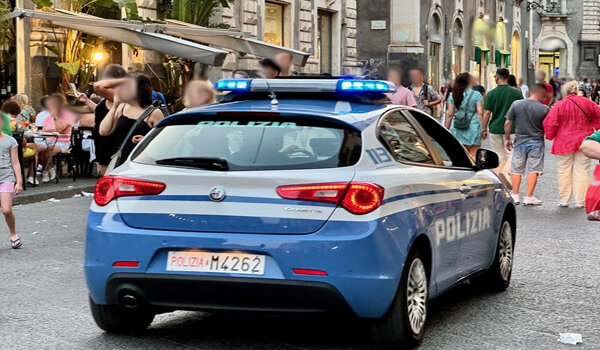Ruba il portafoglio ad un turista in un ristorante del Centro, scippatore arrestato dalla Polizia di Stato