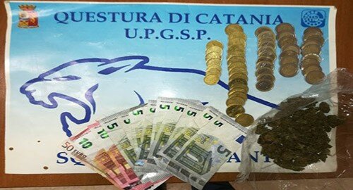 Arrestati dalla Polizia due stranieri per detenzione ai fini di spaccio, rinvenute 10 dosi, marijuana e somma di denaro