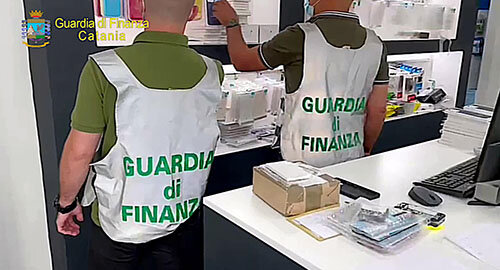 Sequestrati dalla Guardia di Finanza oltre 2.000 articoli “apple” contraffatti, denunciati due imprenditori catanesi Sequestrati dalla Guardia di Finanza oltre 2.000 articoli “apple” contraffatti, denunciati due imprenditori catanesi