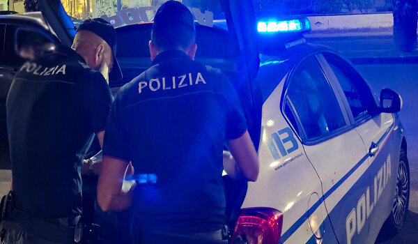 Inveisce contro i poliziotti tentando di morderli, quarantaseienne denunciata per oltraggio e resistenza a pubblico ufficiale e rifiuto di fornire le generalit&agrave;
