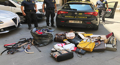 Arrestato dai Finanzieri centauro in fuga per non essersi fermato all&rsquo;alt, sequestrati in Centro capi d&rsquo;abbigliamento e supporti audiovisivi illegali