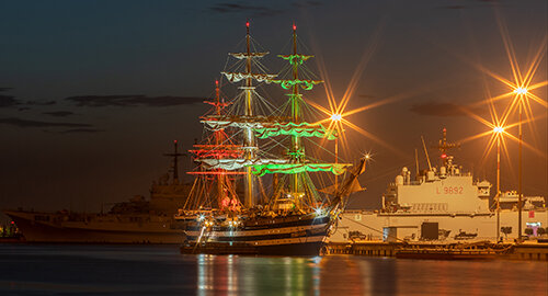 L'Amerigo Vespucci, nave scuola della Marina Militare, transita nello stretto di Messina e approda a Siracusa