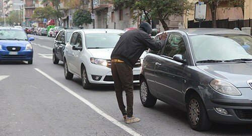 "Aiutiamo i migranti che chiedono l&rsquo;elemosina a semafori e incroci della citt&agrave;", l'invito del consigliere comunale Carmelo Sofia