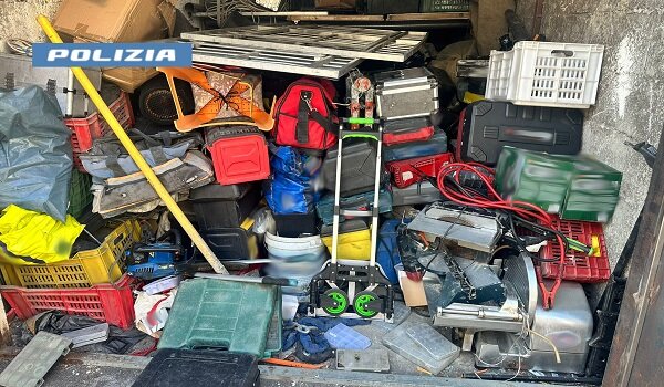 Trasforma il garage in un deposito di droga e di utensili rubati, cinquantunenne catanese arrestato dalla Polizia di Stato
