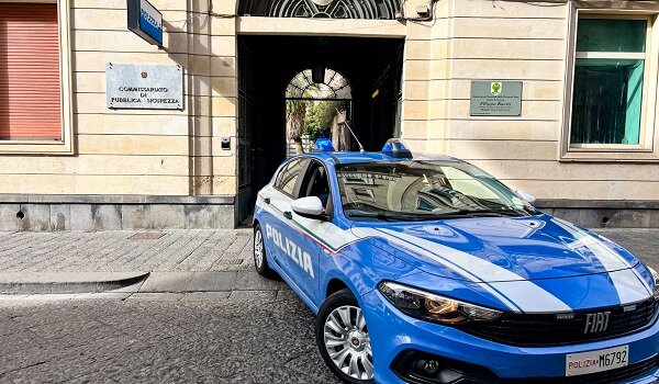 Si spaccia per un appartenente alle forze dell’ordine per truffare un’anziana che, intuito il raggiro, si rivolge alla Polizia di Stato Si spaccia per un appartenente alle forze dell’ordine per truffare un’anziana che, intuito il raggiro, si rivolge alla Polizia di Stato