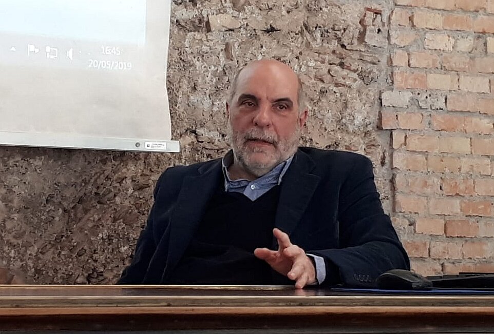 "Nuvole sul grattacielo. Saggio sull’apocalisse estetica" di Giuseppe Frazzetto, un “vocabolario” fra arte, intrattenimento, vita quotidiana "Nuvole sul grattacielo. Saggio sull’apocalisse estetica" di Giuseppe Frazzetto, un “vocabolario” fra arte, intrattenimento, vita quotidiana
