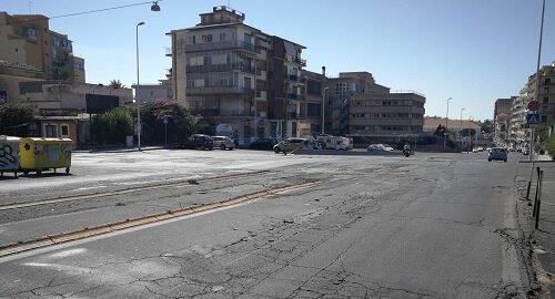 Via Milo, nel III municipio, piena di buche e da recuperare