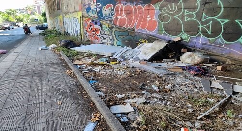 Discarica nel sottopasso di via Giuffrida Castorina nel quartiere Borgo-Sanzio