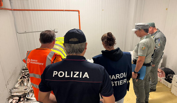 Operazione di controllo della Polizia di Stato al Mercato Ittico, maxi sequestro di 500 chili di pesce donati al Banco alimentare, sanzioni per 9 mila euro Operazione di controllo della Polizia di Stato al Mercato Ittico, maxi sequestro di 500 chili di pesce donati al Banco alimentare, sanzioni per 9 mila euro