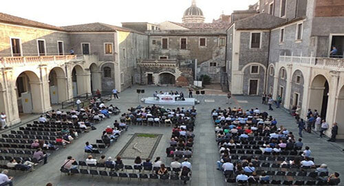Il 10 Agosto al Cortile Platamone di Catania "Tosca" inaugura il "Mythos Opera Festival" Il 10 Agosto al Cortile Platamone di Catania "Tosca" inaugura il "Mythos Opera Festival"