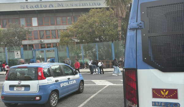 Accendono fumogeni durante la partita, denunciati due ultras catanesi ed emessi dal Questore due Daspo Accendono fumogeni durante la partita, denunciati due ultras catanesi ed emessi dal Questore due Daspo