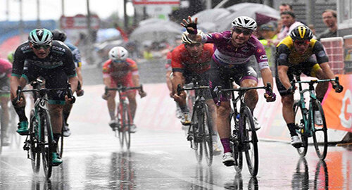 Giro d'Italia 2018, poker di Elia Viviani ad Iseo, Yates sempre in rosa
