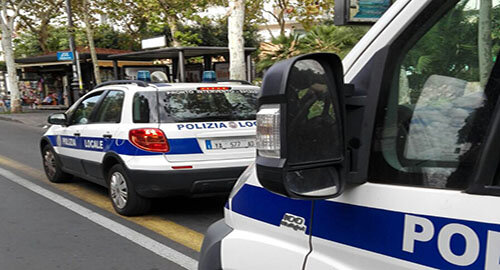Scarpe e accessori di abbigliamento, frutto dei sequestri antiabusivismo commerciale, in beneficienza a parrocchie e associazioni