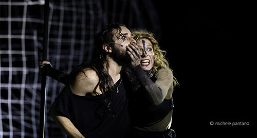Debutto di "Baccanti" di Euripide al Teatro Greco di Siracusa, applausi e ovazioni per il regista Carlus Padrissa e La Fura dels Baus