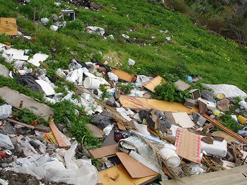 discarica-intorno-alle-scuole-della-iv-municipalita-3-535102735.jpg
