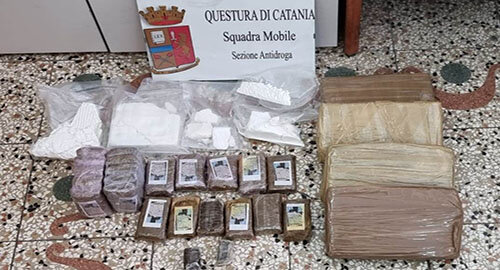 Arrestati dalla Squadra Mobile - Sezione Antidroga due catanesi per detenzione di sostanze stupefacenti ed un calabrese per detenzione di una pistola con 41 cartucce, sequestrati 5 kg di cocaina e 2 kg di hashish
