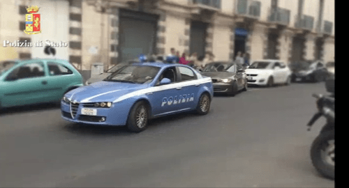 Commette rapina con auto a noleggio, individuato e denunciato dalla Polizia