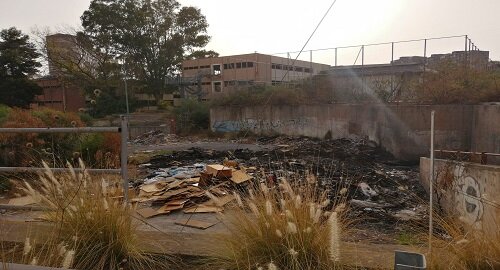 Incendio ieri sera davanti all&rsquo;ex scuola "Brancati" di viale Grimaldi, allarme lanciato dal Comitato Romolo Murri